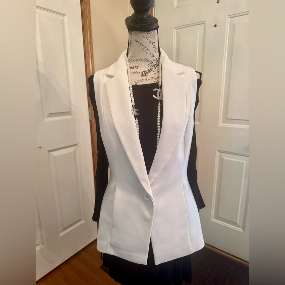 White House Black Market white vest with back chiffon pleats side pockets sz 4